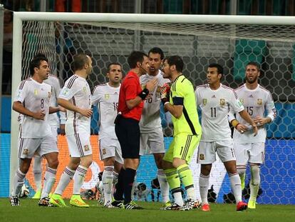 España protesta el tercer gol holandés.