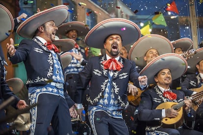 Con un estilo completamente distinto al canario, el Carnaval de Cádiz lanza verdades, satiriza, critica y denuncia con música, buen humor y mucho ingenio. Por lo mismo fue perseguido y reprimido durante el franquismo. Y por lo mismo, también, es uno de los más famosos de España. Su plato fuerte es el Concurso Oficial de Agrupaciones del Carnaval, que se celebra en el Gran Teatro Falla desde finales de enero y vivirá su gran final el 24 de febrero. Coros, cuarteros, chirigotas, comparsas. Pero la juerga se vive fuera, con actuaciones callejeras, fiesta y mucha animación.