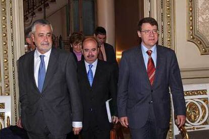 José Antonio Griñán, Gaspar Zarrías y Jordi Sevilla, tras la reunión de ayer sobre la deuda histórica.