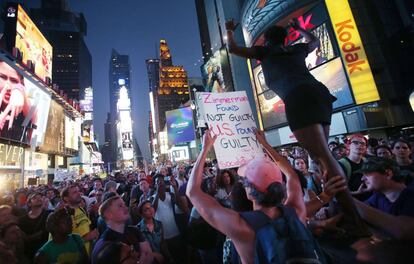 Miles de personas han salido a las calles de varias localidades estadounidenses tras la absolución del vigilante urbano voluntario que en febrero del año pasado acabó con la vida del niño de raza negra Trayvon Martin, George Zimmerman. Protesta en Nueva York, 14 de julio de 2013.