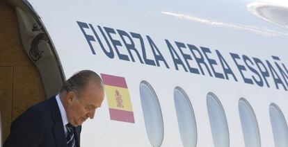 Don Juan Carlos sale de un airbus. 