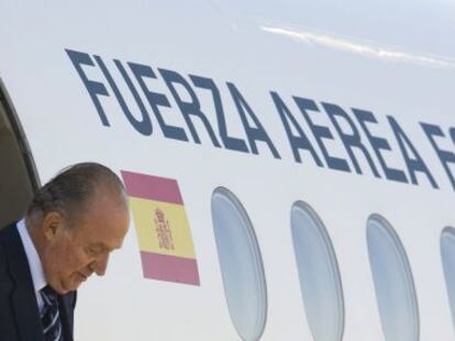 Don Juan Carlos sale de un airbus. 