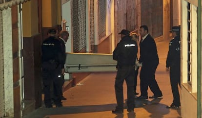 Los servicios funerarios transportan el cadáver de un miembro de la pareja.