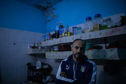 Ahmed Assaf, en la cocina de su casa en el campo de refugiados de Shatila, en Beirut.