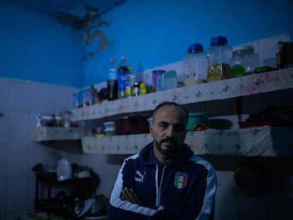 Ahmed Assaf, en la cocina de su casa en el campo de refugiados de Shatila, en Beirut.