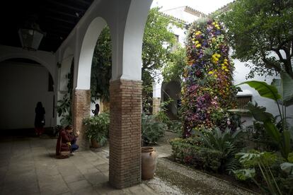 Obra 'Antena' de los artistas mexicano Flores Cosmos, presente en el Festival Internacional de las Flores, FLORA, ubicada en el patio del archivo municipal de Córdoba.