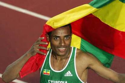 Kenenisa Bekele recorre la pista con la bandera etíope tras su victoria.