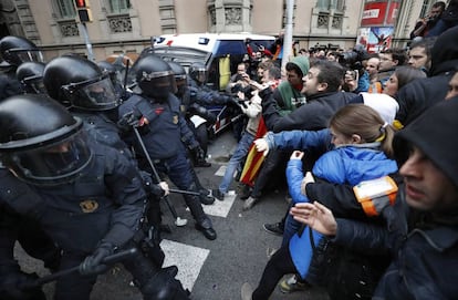 La policía catalana interviene en la protesta por la detención, en Barcelona.
