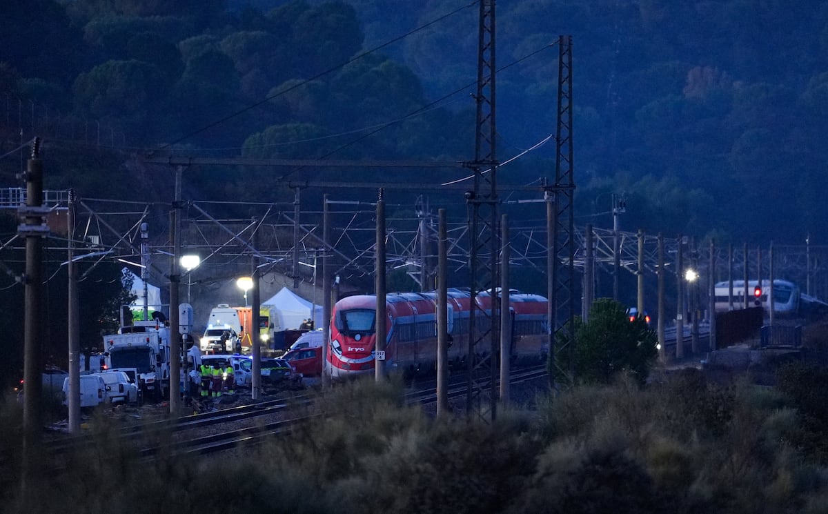 Huelva amanece rota de dolor tras confirmarse la muerte de 17 onubenses en el accidente de tren de Adamuz