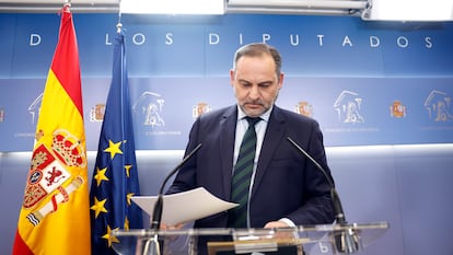 El exministro socialista José Luis Ábalos, antiguo responsable de la cartera de Transportes, durante la rueda de prensa del martes.