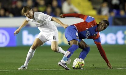 Kroos y Lerma luchan por la pelota.