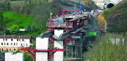 Trabajos de construcción de un viaducto.