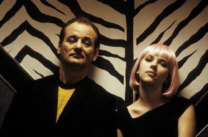 Scarlett Johansson y Bill Murray  Con Scarlett Johansson sucede que, le pongan a quien le pongan al lado, parece capaz de devorarle o sufrirle. La elección de Bill Murray tiene que ver, claro, con 'Lost in translation' (2003), con ambos cantando en el karaoke o compartiendo luego cigarrillo, en un pasillo estrecho, apoyados contra una pared con estampado de cebra. Pero sería de justicia emparejarla aquí también con Jonathan Rhys Meyers, por 'Match Point' (2005), la lúcida y perversa tragedia de Woody Allen. O con Joaquin Phoenix, por ser Johansson la voz y luego la carne de Samantha, el sistema operativo del que está enamorado el protagonista en 'Her' (2013).