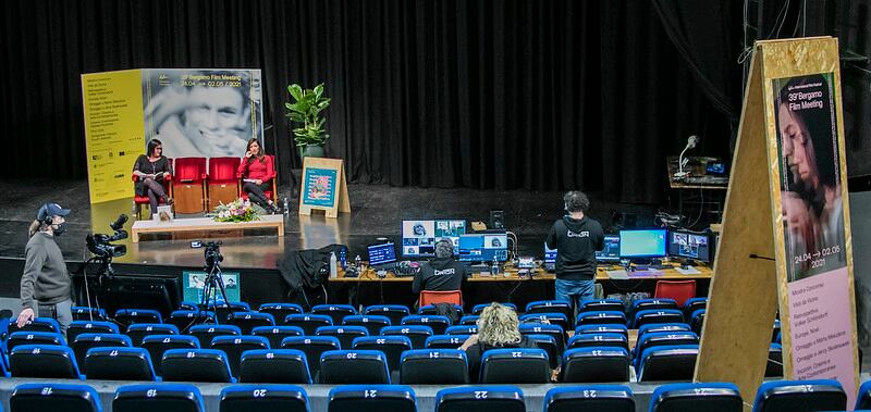 Preparativos de uno de los encuentros del Bergamo Film Meeting.