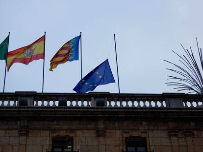 Bandera a media asta en el Ayuntamiento de Castellón.