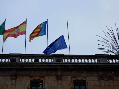 Bandera a media asta en el Ayuntamiento de Castellón.