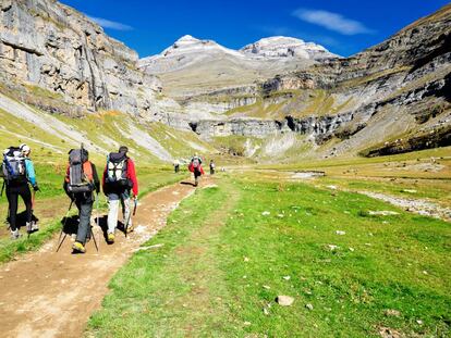 Varios excursionistas caminan por la senda que conduce al circo de Soaso, en el corazón del parque nacional de Ordesa y Monte Perdido, en el Pirineo oscense.