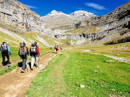 Varios excursionistas caminan por la senda que conduce al circo de Soaso, en el corazón del parque nacional de Ordesa y Monte Perdido, en el Pirineo oscense.