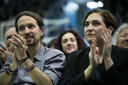 Pablo Iglesias junto a la alcaldesa de Barcelona, Ada Colau, aplauden en el mitin de Hospitalet de Llobregat.