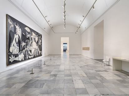 <b>Museo Reina Sofía. La soledad del Guernica</b> Manuel Borja-Villel, director del Museo Nacional Centro de Arte Reina Sofía, lanza al aire la pregunta del millón: “¿Qué vamos a hacer el día después?”. Y él mismo la responde: “Una de las cosas que han tenido el arte y la cultura es la idea de la multitud, de que tú aprendes con el otro…, y eso exige verse, contacto, no tener miedo al otro. En una sociedad en la que va a haber un miedo a tocarse, el peligro de que eso se transforme en un aislamiento autoimpuesto es grande”. Aviso a navegantes. Pero hasta que llegue ese momento del contacto, las diferentes sedes de la institución —edificios Sabatini y Nouvel, Palacio de Cristal y Palacio de Velázquez— se preparan para la vuelta a la normalidad, perdón, a la nueva normalidad. La reapertura está prevista para los primeros días de junio. Sistemas de protección, control de aforos, atención al visitante y señalización vertebran el protocolo global puesto en pie en el Reina.