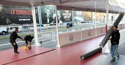 &Uacute;ltimos retoques de la alfombra roja en el Kursaal de San Sebasti&aacute;n.