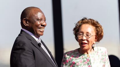 Cyril Ramaphosa y su esposa, Tshepo Motsepe, durante la ceremonia de toma de posesión del primero como presidente de Sudáfrica, este miércoles en Pretoria.