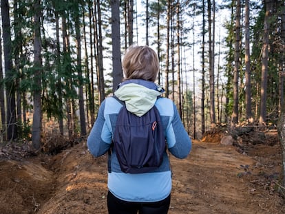 Una mujer haciendo deporte al aire libre en el bosque.