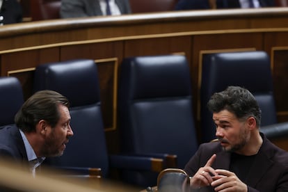 El ministro de Transportes, ?scar Puente, y el portavoz de ERC, Gabriel Rufin, este martes en el pleno del Congreso.