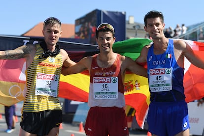 Miguel Ángel López posa después de ganar la final de la carrera masculina junto al alemán Christopher Linke, segundo clasificado, y al italiano Matteo Giupponi, tercero en la prueba.