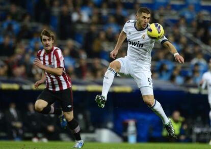 Real Madrid&#039;s Karim Benzema controls a ball during the match with Athletic Bilbao.