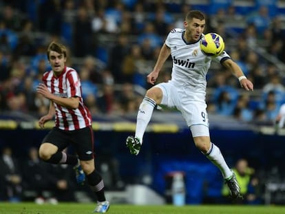 Real Madrid&#039;s Karim Benzema controls a ball during the match with Athletic Bilbao.