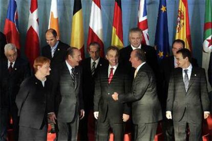 El rey Juan Carlos bromea con varios asistentes a la cumbre de Barcelona poco antes de posar para la foto de familia. De izquierda a derecha, en primera fila, el presidente francés, Jacques Chirac; el primer ministro británico, Tony Blair, y el presidente del Gobierno español, José Luis Rodríguez Zapatero.