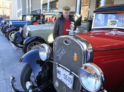 Uno de los participantes ayer en la exposición de vehículos Ford A en el Mercado Puerta de Toledo.