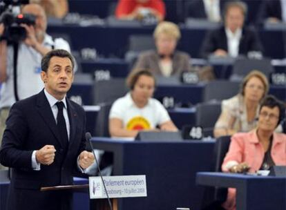 El presidente francés, Nicolas Sarkozy, habla a los eurodiputados en el Parlamento de Estrasburgo.