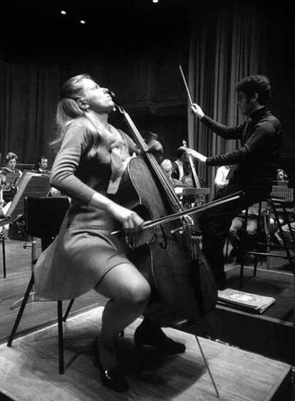 Jacqueline du Pré, actuando con la Halle Orchestra bajo la dirección de Daniel Barenboim, en 1970 en Manchester.