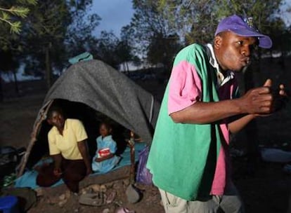 Erick, uno de los supervivientes,  en un bosque de Oujda. En la patera  murieron su esposa y su  hijo.