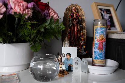 En la foto, el altar con la foto de la madre que han preparado las hijas de una fallecida por coronavirus en Leganés.