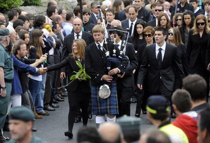 Carmen, la hija de Severiano Ballesteros, saluda a una persona camino del funeral de su padre.