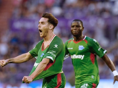 Ibai Gómez celebra uno de los goles del Alavés frente al Rayo Vallecano.