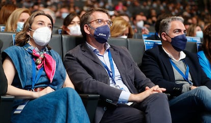 Cuca Gamarra, Alberto Núñez Feijóo, y Elías Bendodo, en el último Congreso nacional del PP. 