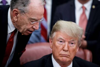 El presidente de EE.UU., Donald Trump, conversa con el presidente del Comité de Justicia del Senado, Chuck Grassley.