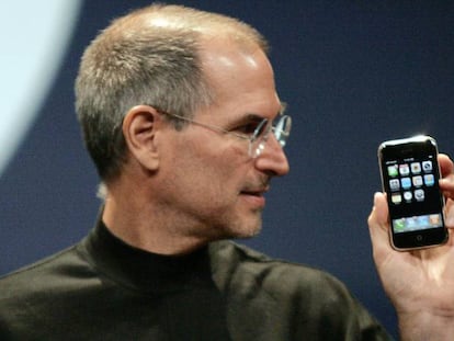 Steve Jobs, fundador de Apple, presenta el primer iPhone en 2007.