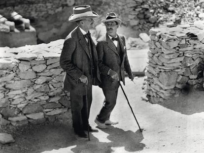 Howard Carter y Lord Carnarvon o descubriendo la tumba de Tut en inverno 1922 o yendo a merendar a Embassy, según se mire.