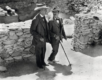 Howard Carter y Lord Carnarvon o descubriendo la tumba de Tut en inverno 1922 o yendo a merendar a Embassy, según se mire.