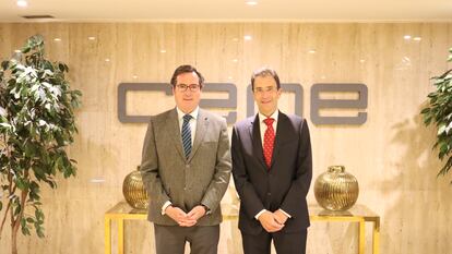 DHL Express ha firmado el acuerdo de adhesión a CEOE en calidad de empresa asociada. Antonio Garamendi (izquierda), presidente de la patronal, destacó que era “un honor” tener en CEOE “a un operador líder en la logística mundial”.