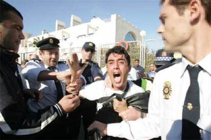 Incidentes entre ciudadanos argelinos y policías en el puerto de Alicante por no salir el barco hacia Orán.