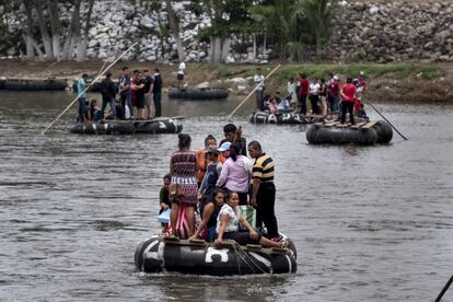 Huir de CentroamŽrica para soñar con llegar a Estados Unidos se ha convertido en la única opción para un gran número de familias en países como Nicaragua, El Salvador, Honduras o Guatemala. Alcanzan México como pueden, cruzando incluso de manera irregular el río Suchiate en rudimentarias balsas. Save the Children está desarrollando una estrategia regional para abordar la vulnerabilidad que sufren los niños, niñas y adolescentes en situación de movilidad en las diferentes fases del proceso migratorio: origen, tránsito, destino y retorno. En la imagen, un grupo de migrantes atraviesa en balsa el río Suchiate, el 26 de agosto de 2018.