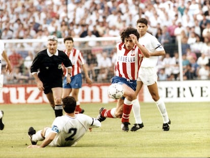 Futre se marcha de Chendo en un derbi entre el Atlético y el Real Madrid.