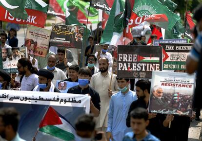 Musulmanes chiíta se manifiestan en contra del acuerdo entre Emiratos Árabes Unidos e Israel para establecer relaciones diplomáticas plenas entre los dos países, en Islamabad (Pakistán).  