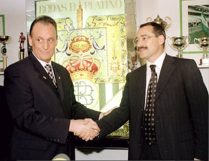 Manuel Ruiz de Lopera saluda a Antonio Oliveira, tras ser presentado como entrenador del Betis, el 4 de agosto de 1988. 